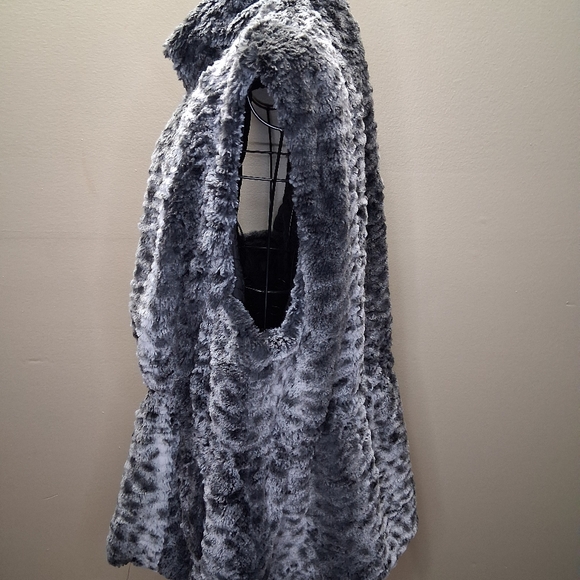 REVERSIBLE Gray Faux Fur Vest - Picture 5 of 16